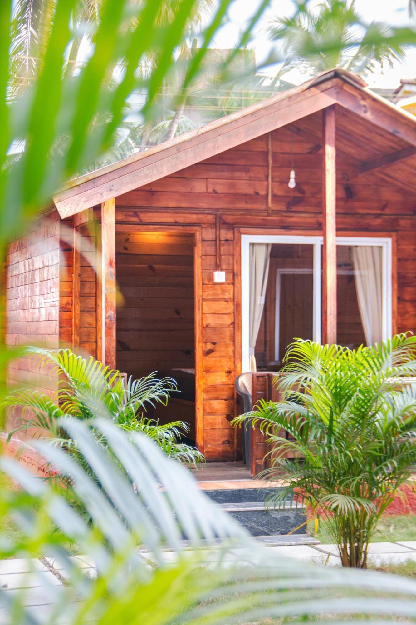 Selesta Sea By The Beach Morjim Exterior photo